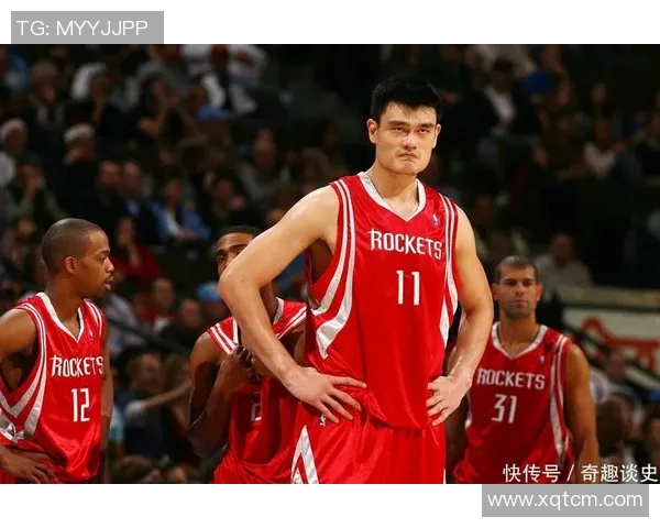 年轻姚明与篮球传奇同框合影展现青春风采与无限可能